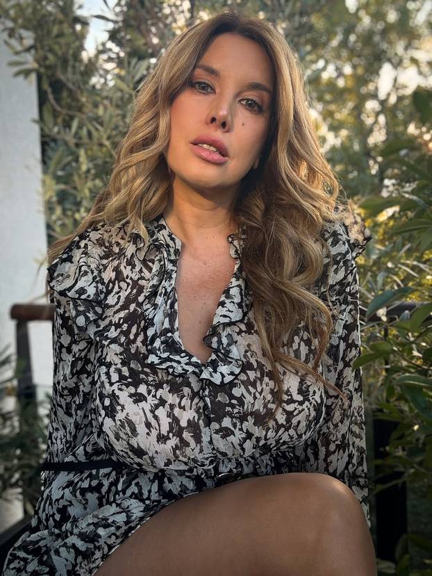 FOTO Nives od magle pobjegla na more, u prvi plan došle njene visoke čizme i mrežaste čarape