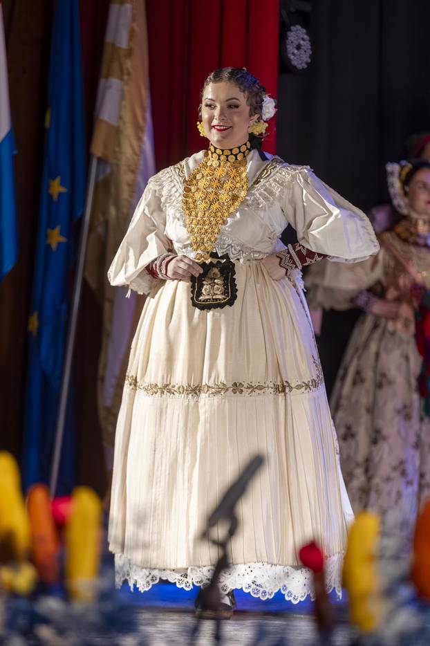 Županja: U sklopu 59. Šokačkog sijela održana Revija narodnih nošnji zlatara