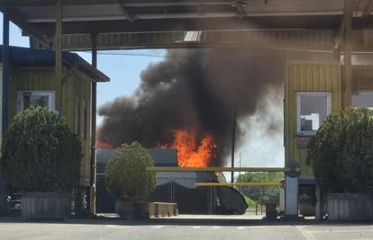 Policija o detaljima požara na Jakuševcu: Još se ne zna uzrok buktinje glomaznog otpada...