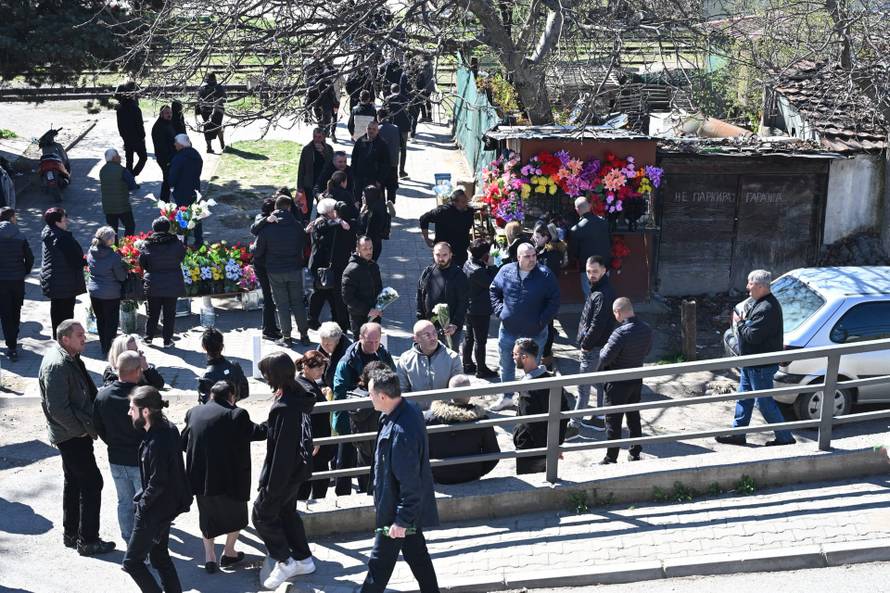 Brojni stanovnici Kočana oplakuju poginule na dan njihova sprovoda