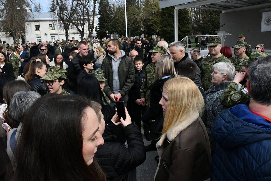 Na svečanoj prisegi ročnika u Požegi pozornost je privukla Diva Perković, kći pjevača Marka Perkovića Thompsona