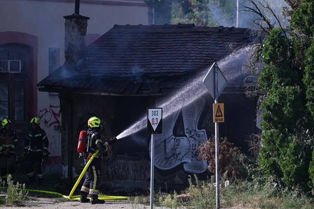 Zagreb: Požar u napuštenoj baraci kod Zapadnog kolodvora