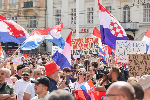 Glavni trg u Zagrebu prepun prosvjednika zbog opasnog otpada u Lici