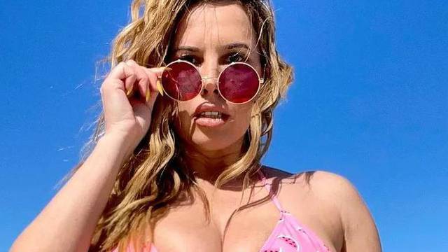Nives s 'lubenicama' skakutala po plaži, minijaturni bikini jedva je držao njene bujne grudi