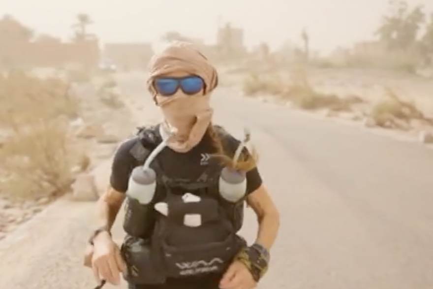 Sportaš trči 850 km kroz marokansku pustinju kako bi podigao svijest o klimi