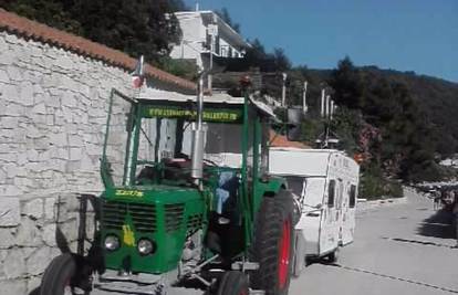 Iz Francuske krenuli traktorom sa kamp prikolicom do Grčke
