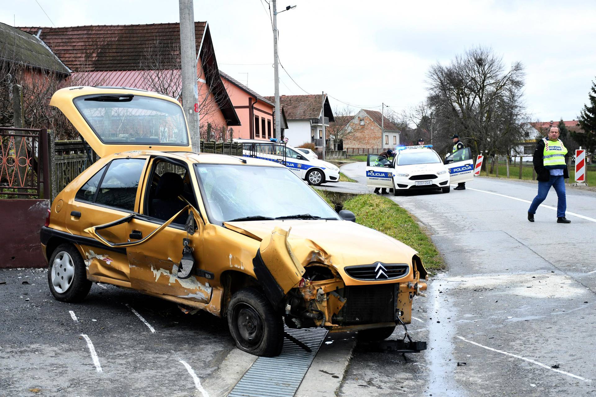 Na cesti Bjelovar - Garešnica izgubio kontrolu nad vozilom, udario u betonski most i poginuo