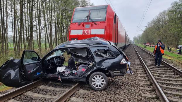 Train hits car - three dead