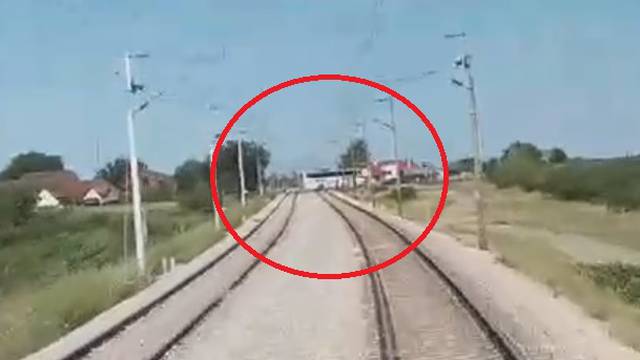 Vlak jurio 120 km/h, a vozač busa je odlučio -  zaobići rampu