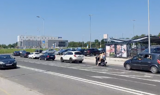 VIDEO Svi bi u dućan: Čeka se u redu za ući na parking trgovine