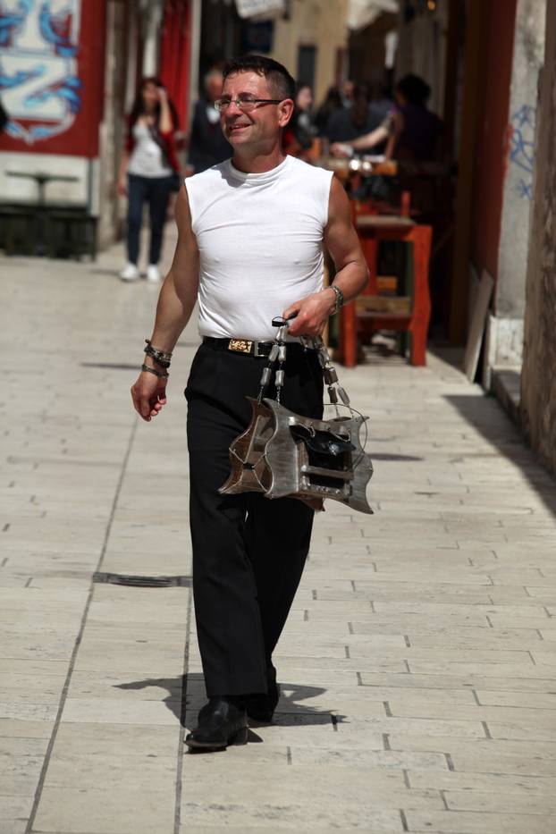 Zadar: Modni ma?ak Zadra Jadranko Klju?anin pokazao novu drvenu torbicu