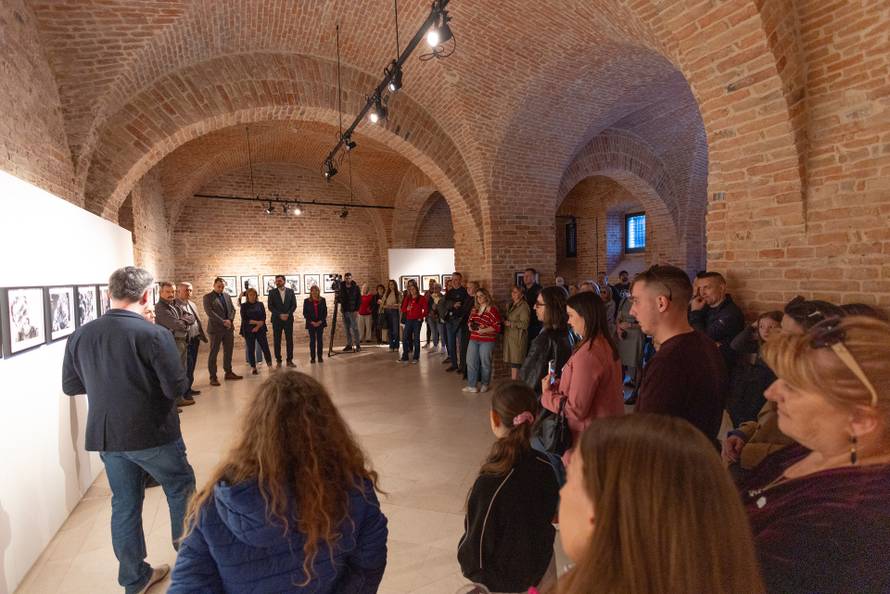 Osijek: Svečano otvorenje izložbe fotografija fotoreporterke Pixsella Emice Elveđi "Srce za Afriku"