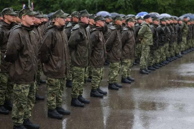 FOTO Suze i zagrljaji u Požegi: 900 novih ročnika položilo prisegu, među njima i 53 žene