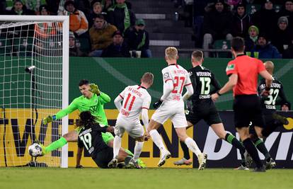 Brekalo i Wolfsburg primili 6 komada, Dortmund prošao...