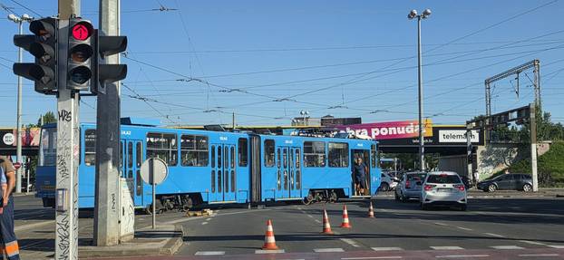 FOTO Tramvaj iskočio iz tračnica