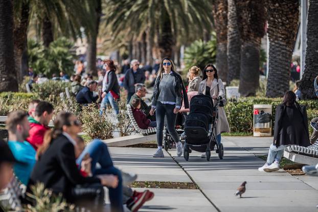Split: Sunčano i toplo poslijepodne građani proveli na rivi