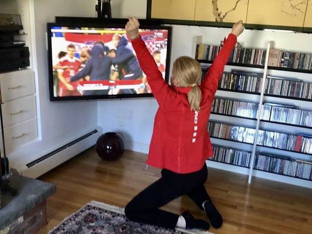 FOTO Kad Kolinda navija: Pila je pivo, klečala pred TV-om, ušla u svlačionicu i pokisnula kao miš