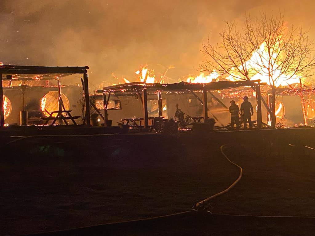 FOTO Buktinja u Rumunjskoj:  Među petero mrtvih  i dijete, traže i nestale iz pansiona