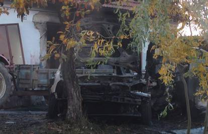 Oroslavje: Varili Golf V u garaži, izgorio cijeli auto