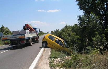 Sletio s ceste u jarak zbog auta koji je htio preticati