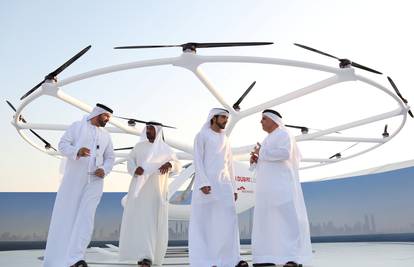 Taksi leti sam: Putnike će u Dubaiju prevoziti dronovima