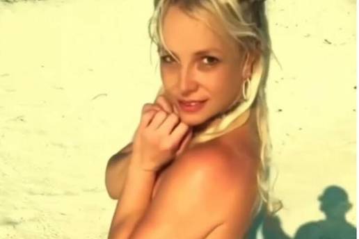 FOTO Britney pozirala gola na pla&zcaron;i: Nije ponijela niti badi&cacute;