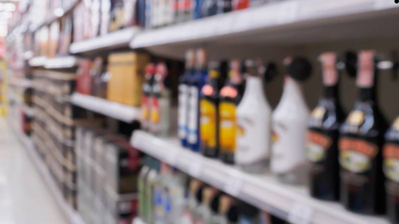 Ministarstvo: 'Prodaju alkohola ne zabranjuje država, gradovi i općine odlučuju. To nije obveza'