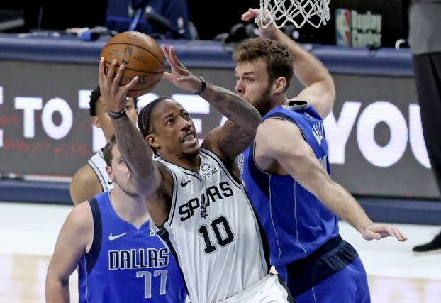 NBA: San Antonio Spurs at Dallas Mavericks