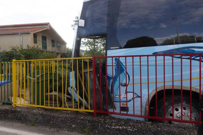 FOTO Ovako izgleda dvorište vrtića u Sinju u koje je sletio vozač busa: Izgubio je kontrolu