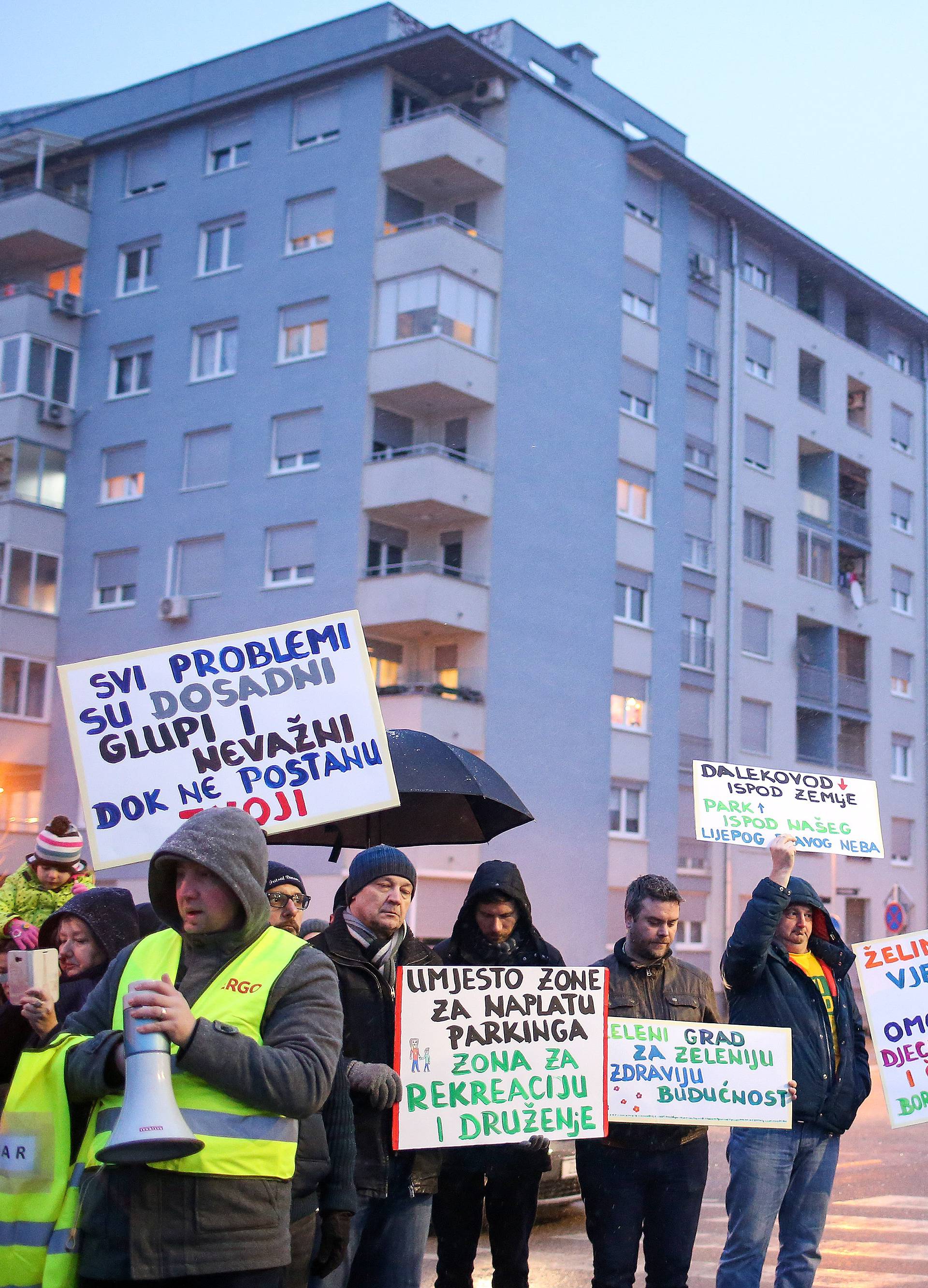 Zagreb: Stanovnici Å panskog blokirali zebru u znak prosvjeda protiv naplate parkiranja