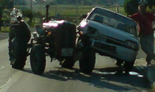 Citroen udario u traktor pa se popeo na njegov kotač