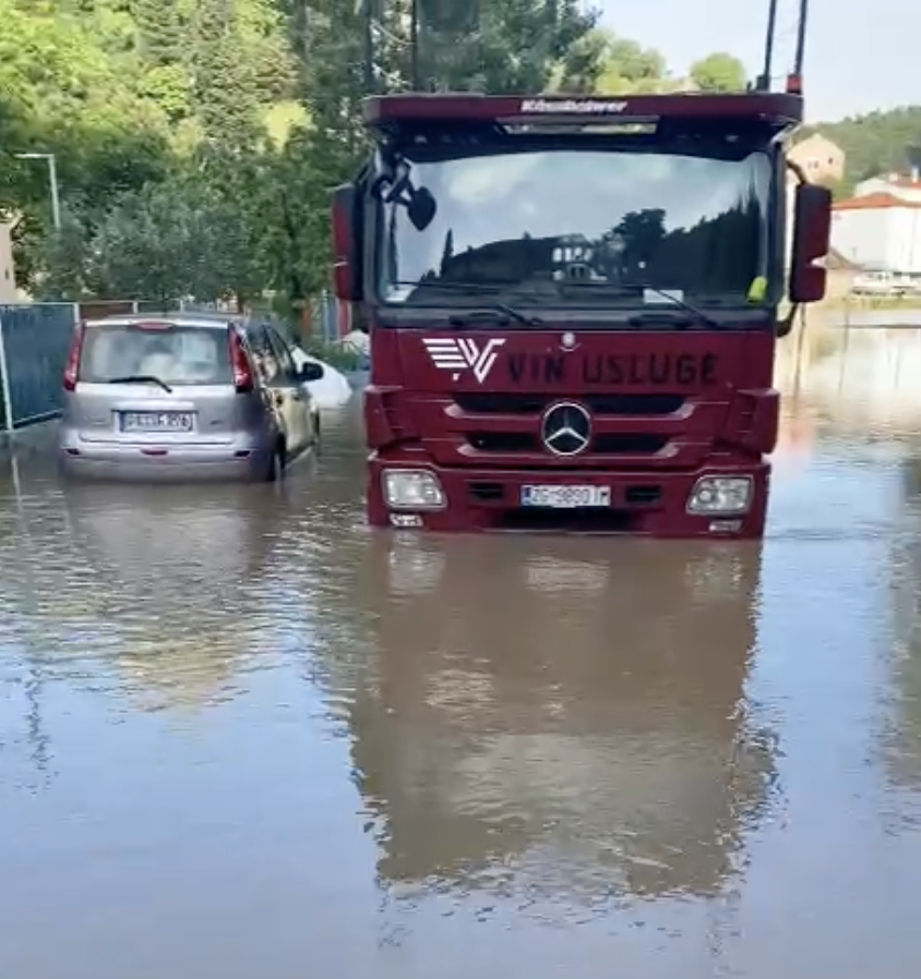 U Gračacu se smiruje situacija s poplavom, pronađen i čovjek za kojim se tragalo cijelu noć