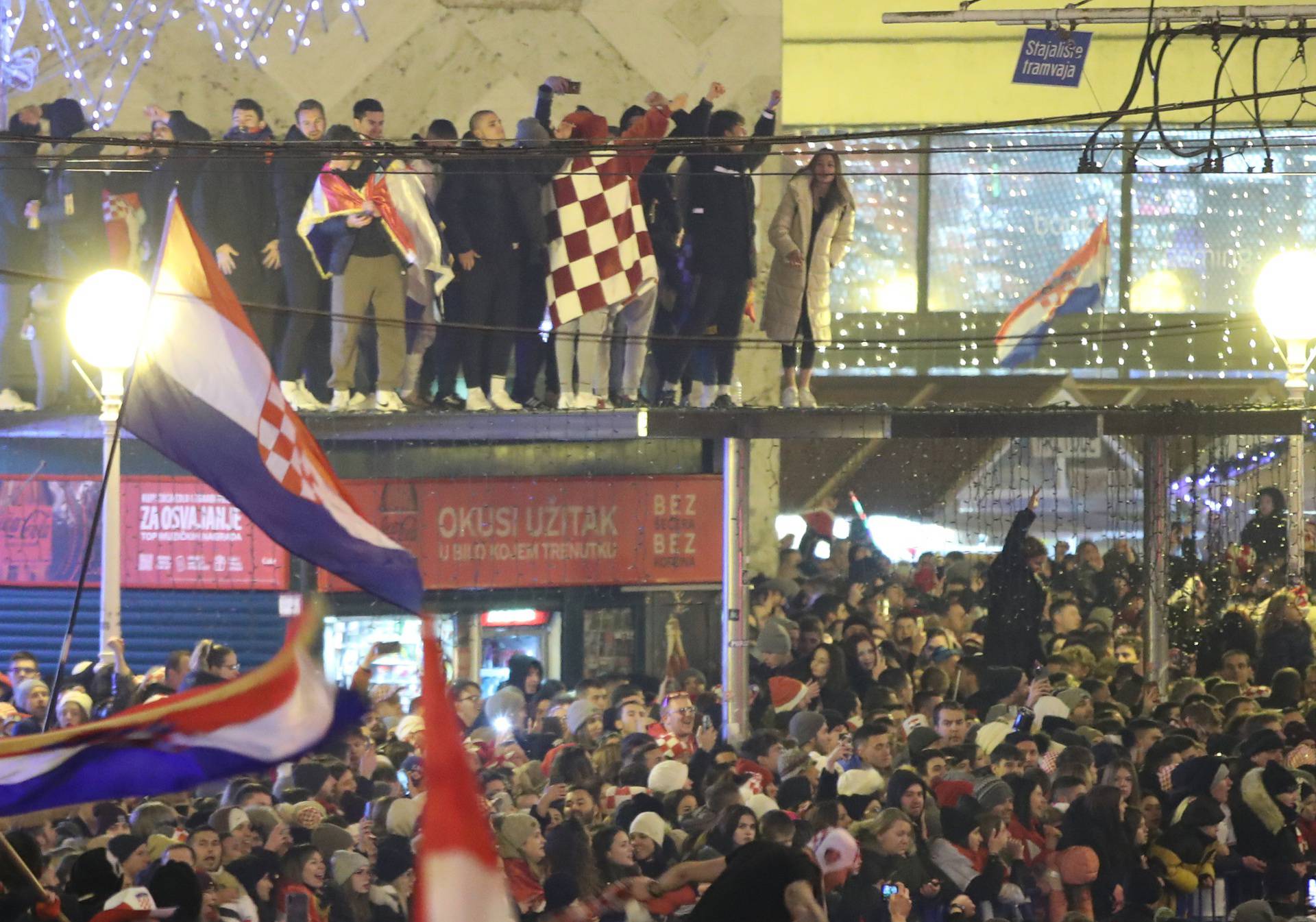 Prava ludnica vlada na Jelačićevom trgu, Vatreni krenuli prema Trgu