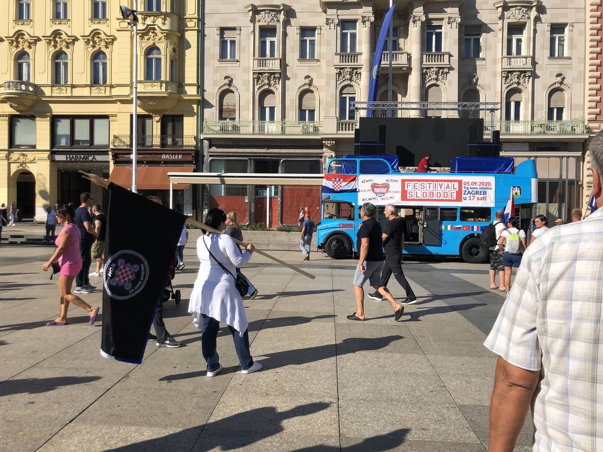 Tony Cetinski zaurlao: 'Cijepite si mamu!', a skup na trgu je završio s hrvatskom himnom