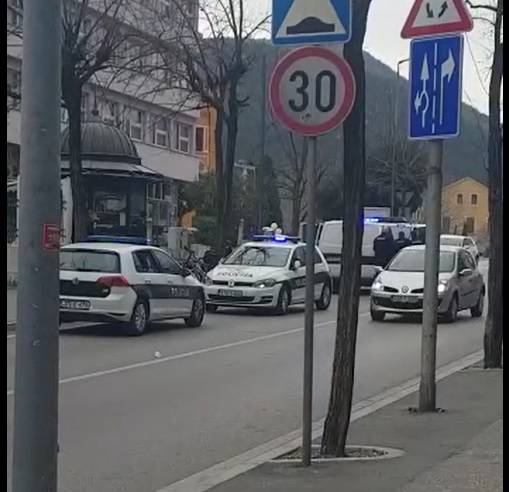 Pljačkaši upali u banku i uzeli taoce: Policija uhitila troje ljudi