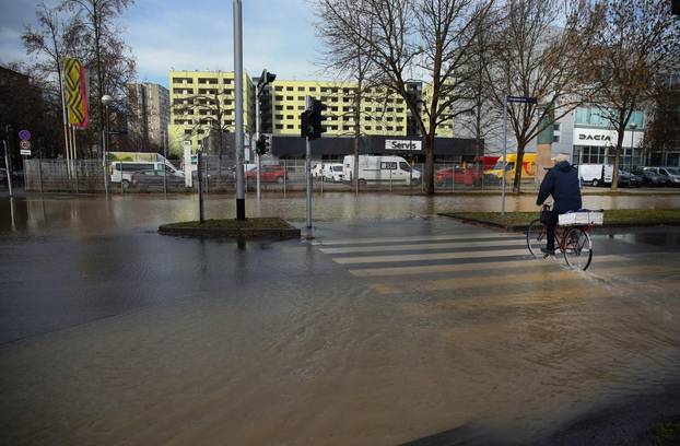 Zagreb: Poplava u Ukrajinskoj ulici zbog puknuća cijevi