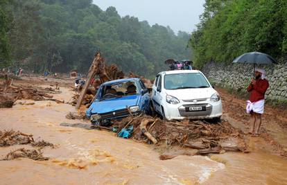 Dosad umrlo 1000 ljudi, Indija upozorava na nove poplave