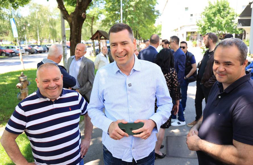Kandidat za gradonačelnika Grada Zagreba Mislav Herman družio se  s građanima u Le Caffe baru