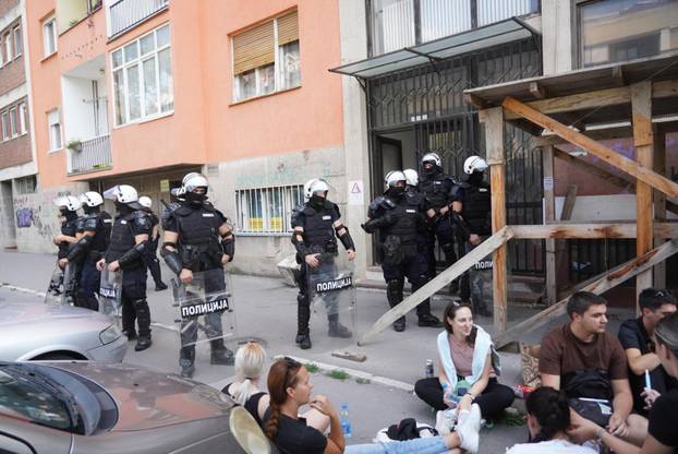 Novi Sad: Studenti u blokadi novosadskih fakulteta organizirali su skup pod nazivom "Crveni karton" ispred zgrade Osnovnog suda