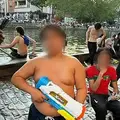 Tko je Hamza, dje&ccaron;ak koji vodenim pi&scaron;toljem maltretira Pari&zcaron;ane i dijeli Francusku?
