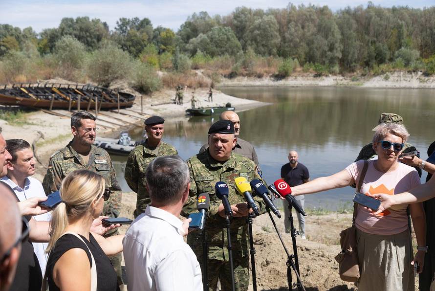 Osijek: Ministar Ivan Anušić na izvlačenju replike nasukanog antičkog rimskog broda na obali rijeke Drave