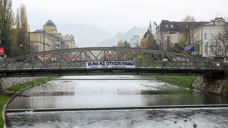 U Sarajevu postavljeni plakati i transparenti koji pozivaju na otkazivanje košarkaške utakmice Eurolige između Dubaija i izraelskog Hapoela