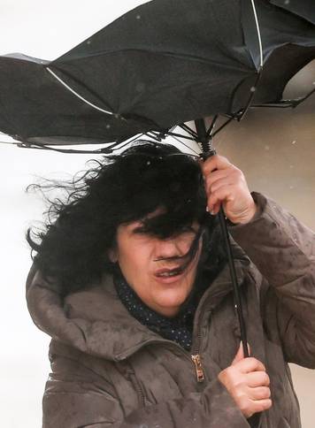 Zagreb: Gra&dstrok;ni u borbi s vjetrom letili ki&scaron;obrani 