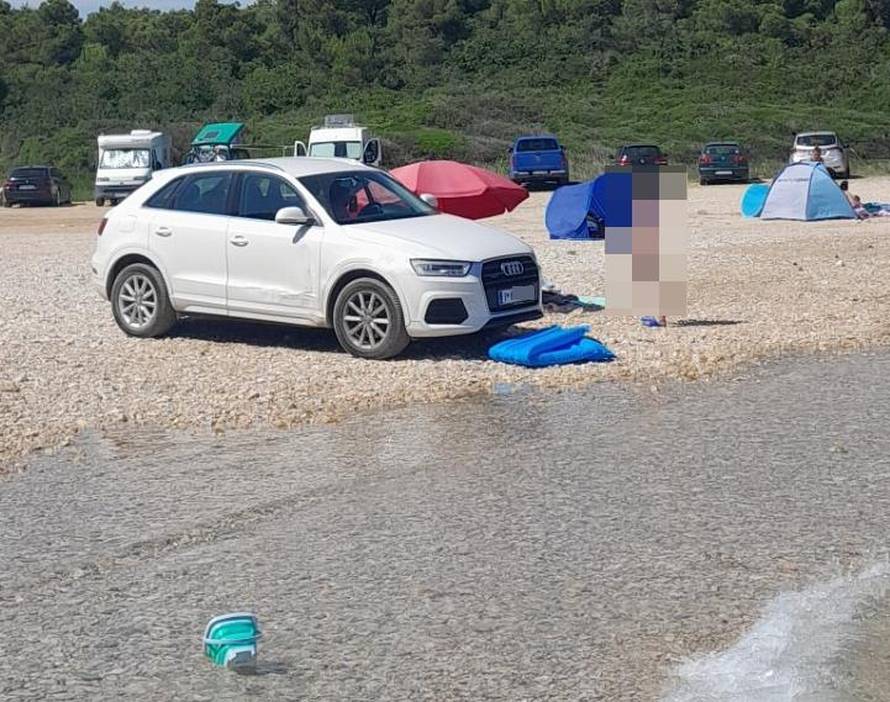 Prvi red u moru: Bahati turisti u Biogradu parkirali su na plažu. Kupači su ih molili da se maknu