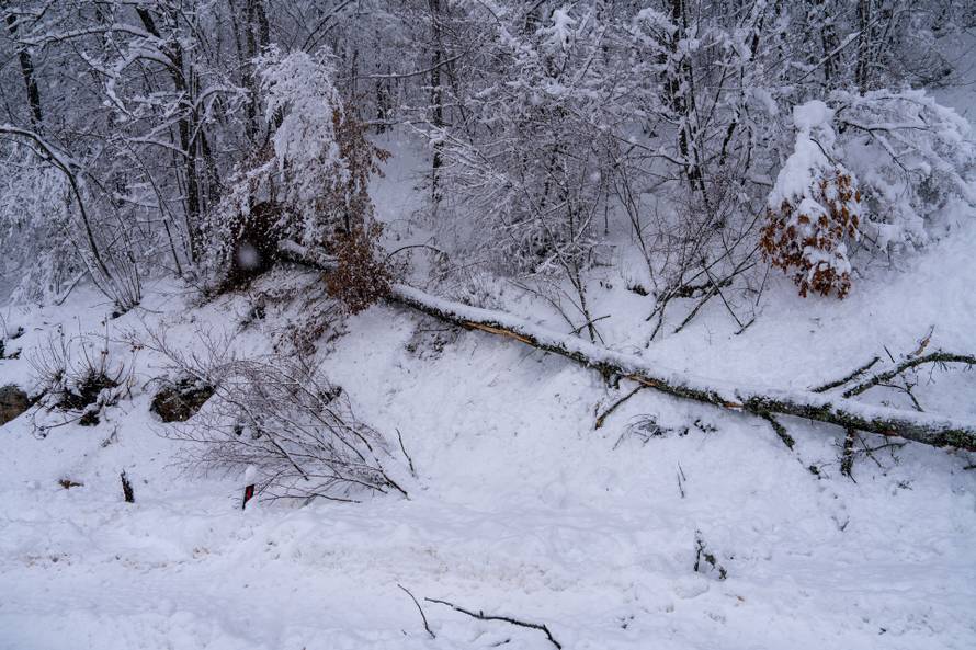 U Vrhovinama i Babinom Potoku palo je oko 50 do 80 cm snijega 