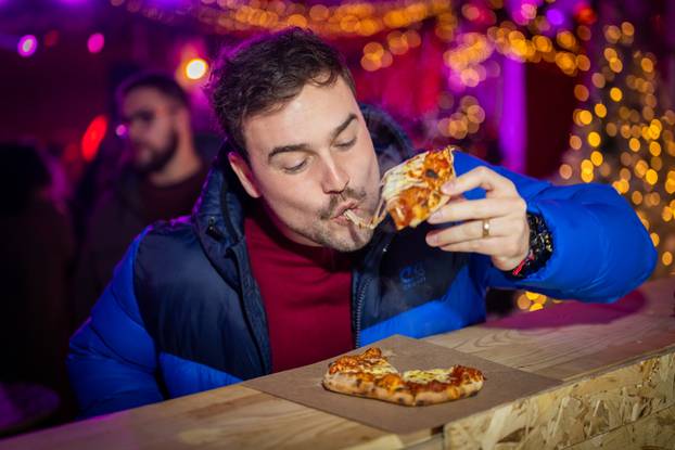 Posjetitelji uživaju u pizzama mini pizzerije Pizza Actually u sklopu adventa u Muzeju grada Zagreba