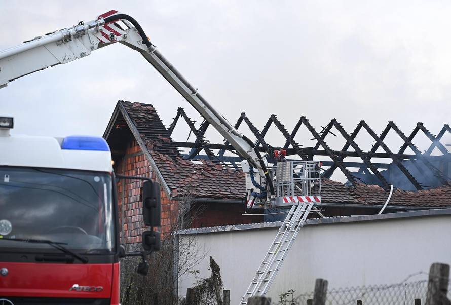 Zagreb: U skladištu guma u Zagrebačkoj ulici u Sesvetama izbio je požar