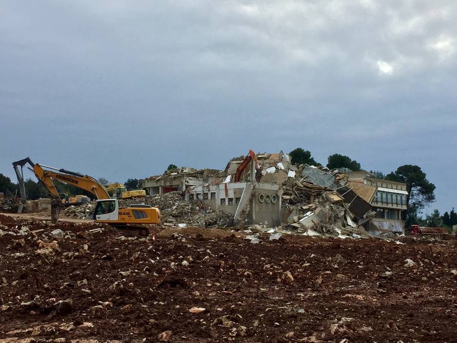 Detalji strave: Tri etaže hotela zatrpale su bagerista u Poreču