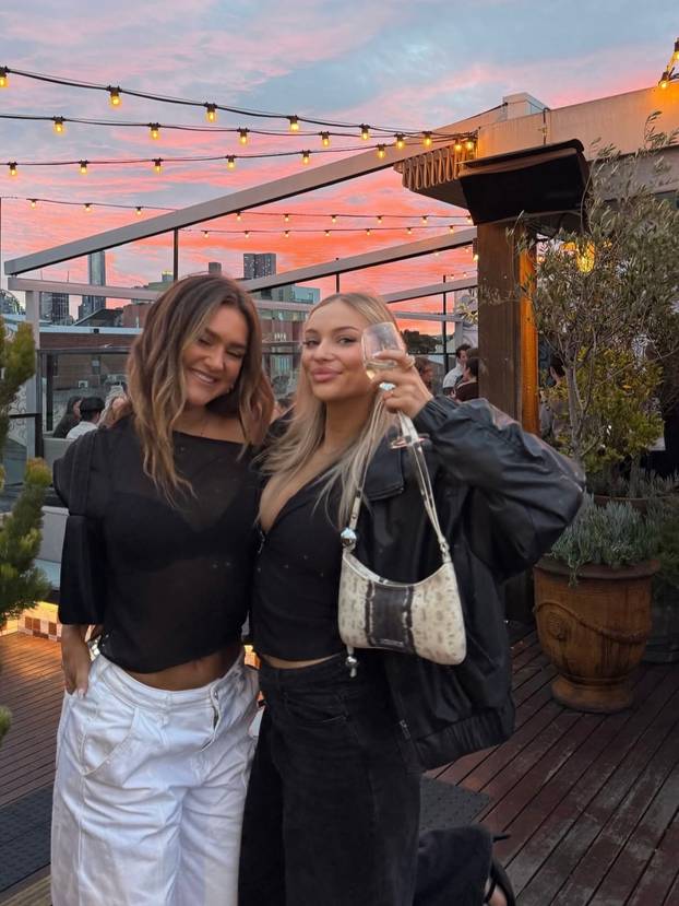 FOTO Unuka legende kriketa izazvala pomamu bez grudnjaka