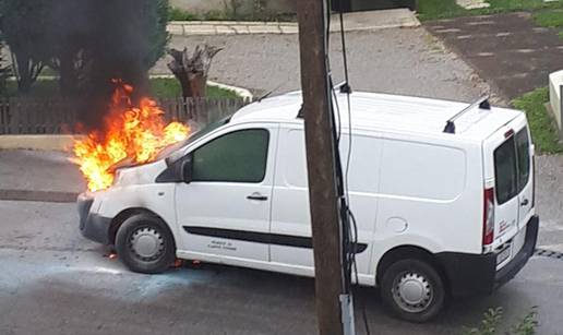 Zapalio se kombi u Zagrebu, stanari ulice pomogli u gašenju